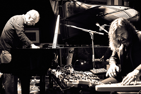 Bart op piano en Richard op de synthesizer
